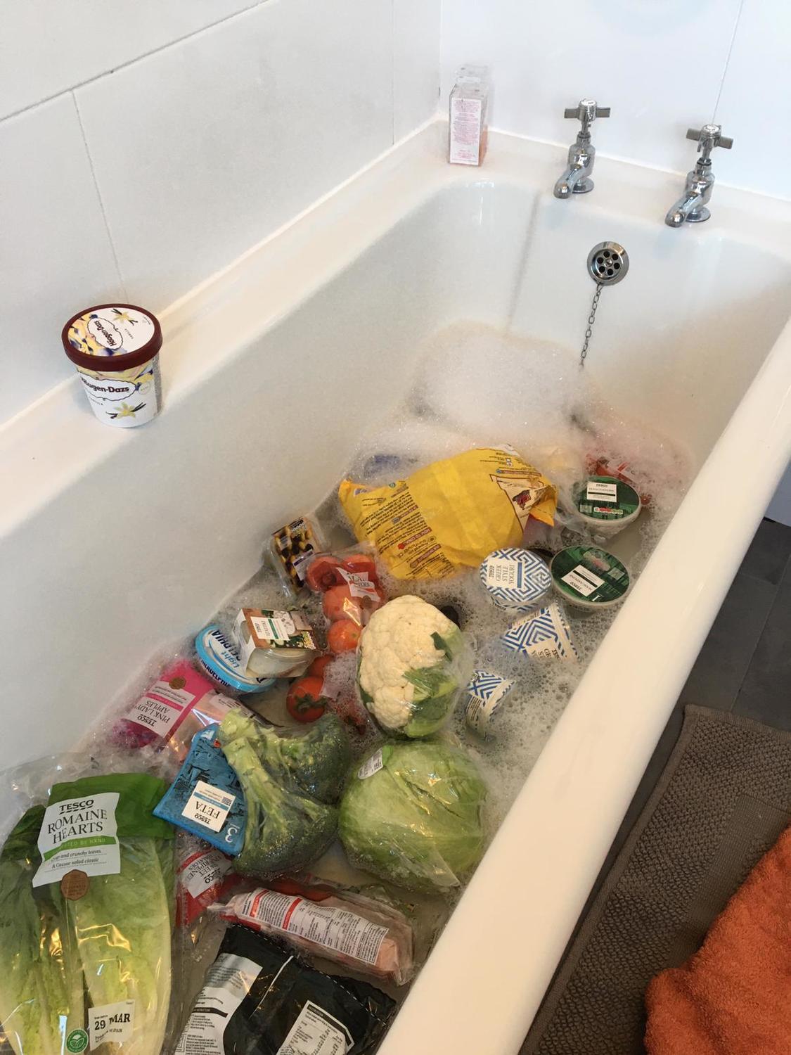 一名英國少女在推特PO文，表示自己母親會把這些食物放在浴缸中「泡澡」。 圖：翻攝自「 Evie Lancaster」Twitter