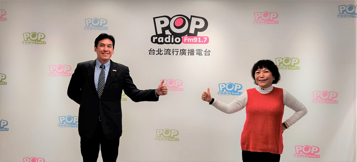 葉毓蘭表示，由於防疫需求，只在事後站在安全距離後摘下口罩拍照。 圖：翻攝自葉毓蘭臉書