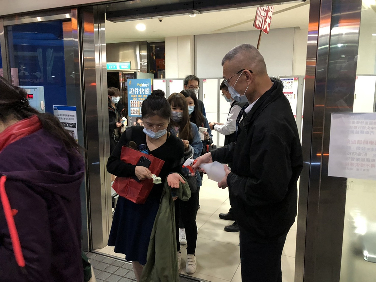 清明連假，臺北區監理所呼籲多使用大眾運輸，公車業者也都作好防疫準備，例如為乘客消毒手部。 圖：首都客運提供