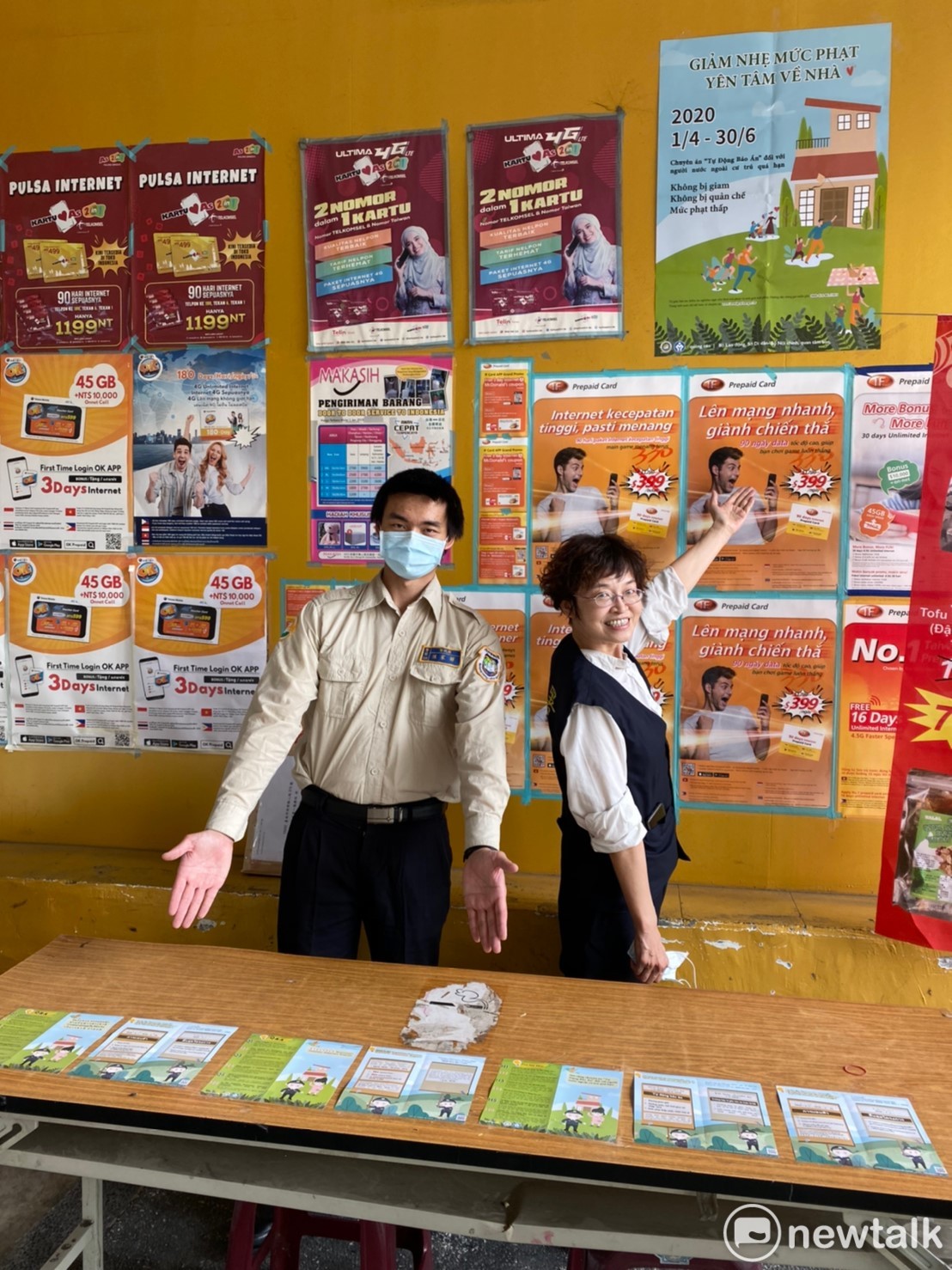 移民署南區事務大隊臺南市第一服務站將行動列車開往移工聚集的臺南公園、東南亞進口百貨、東南亞飲食料理店及臺南火車站宣導專案措施。 圖：黃博郎／攝