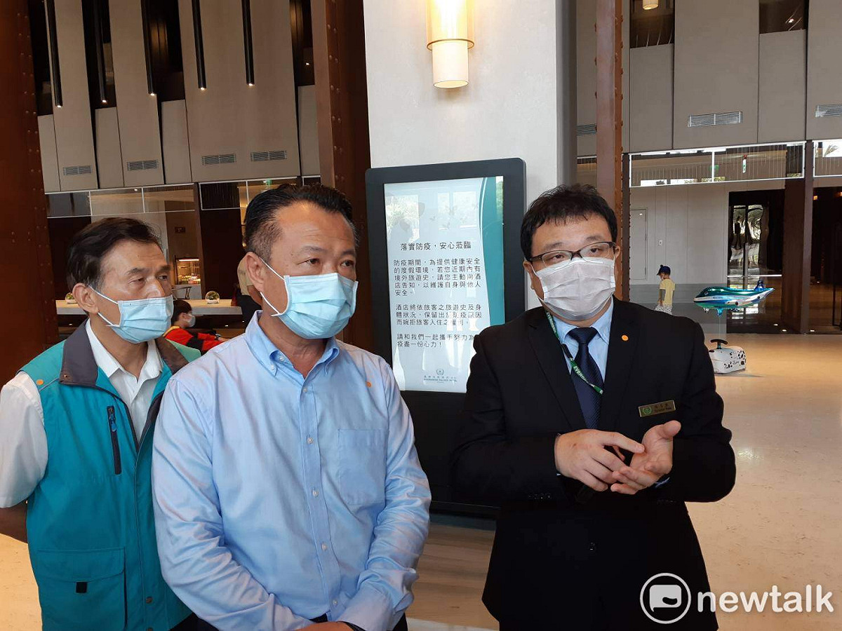 嘉義縣長翁章梁3日到安心旅館視察。 圖：蔡坤龍/攝
