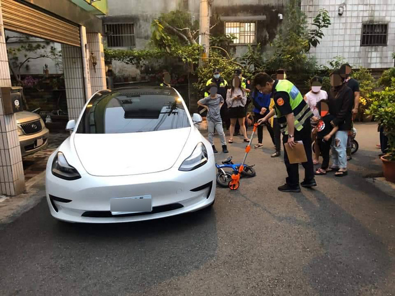 台中市大里區一名5歲男童昨天傍晚騎腳車撞到百萬特斯拉電動車，車主報案後，警方到場為5歲童進行酒測引發民眾議論，警方今天表示，作業程序並沒有明定幾歲不用實施酒測。 圖 : 車主/提供