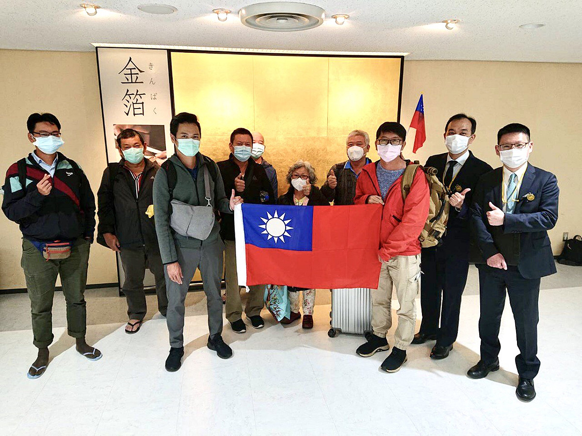 斐濟的國人在日本轉機，要搭機返台前與駐處合影。 圖：外交部/提供