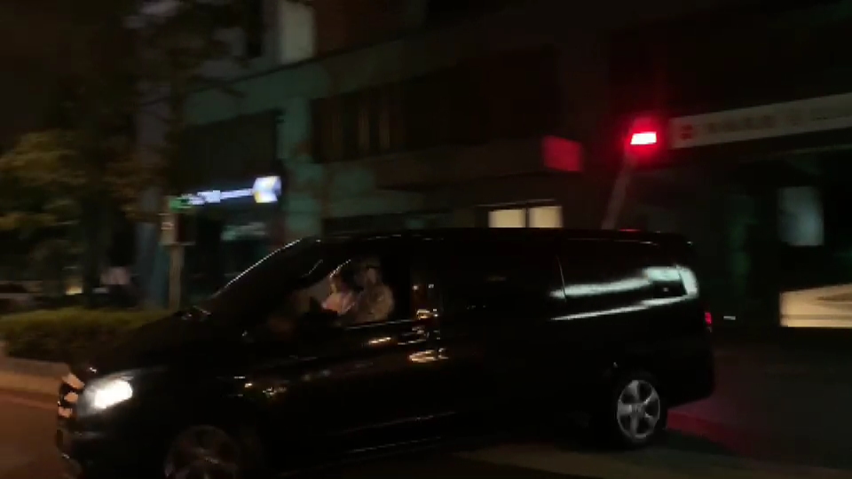 葬儀社人員3日晚間身穿全身隔離衣運送遺體前往桃園殯儀館。 圖：林昀真/翻攝