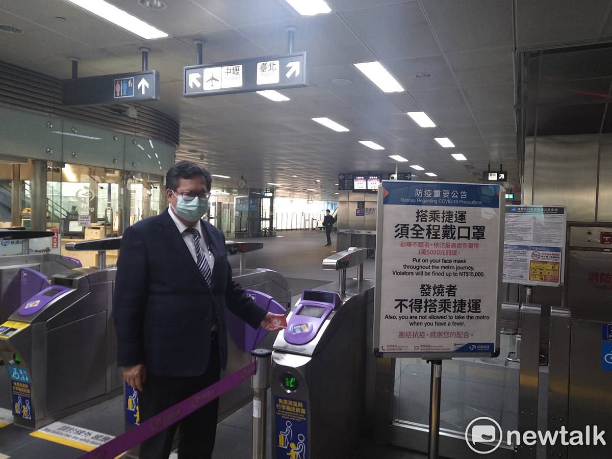 鄭文燦下午前往機場捷運Ａ８站視察捷運站防疫作為。 圖：林昀真／攝（資料照片）