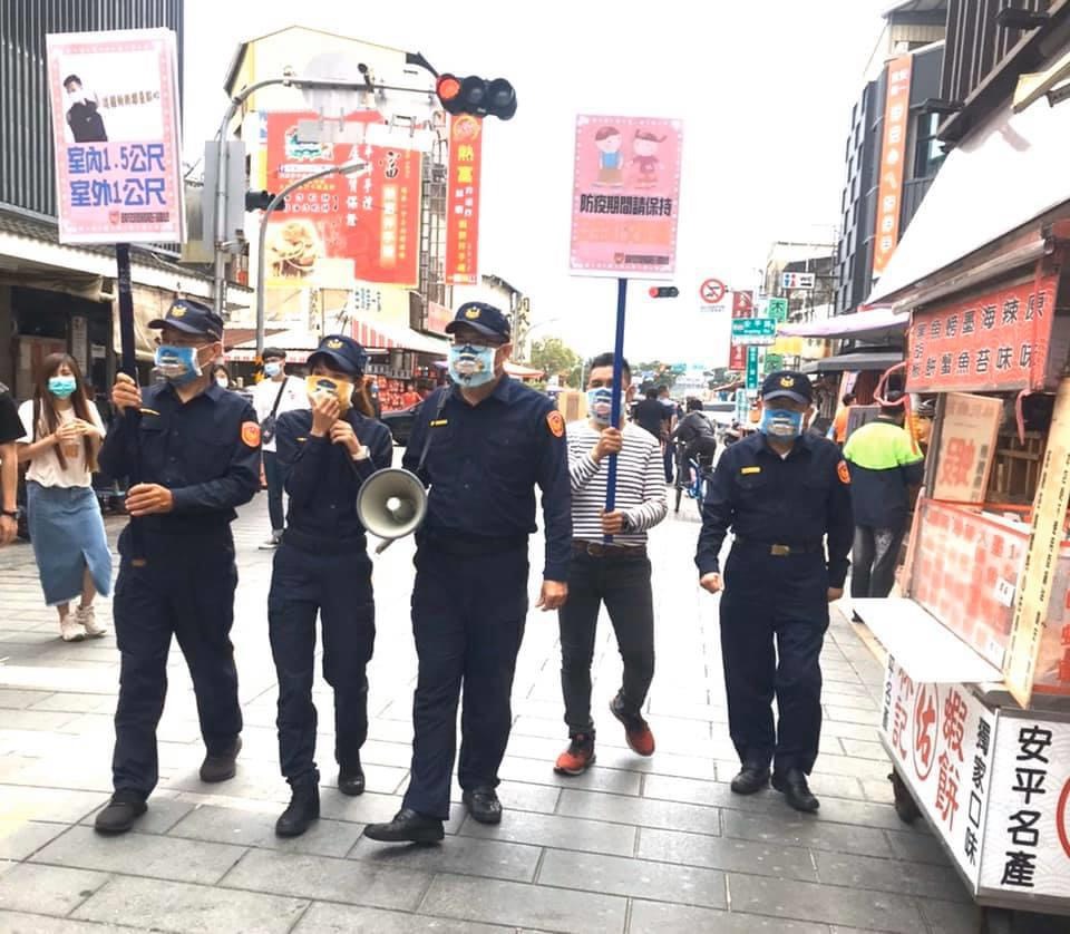 警方在人潮不斷的安平老街宣導社交距離。 圖：台南市政府提供
