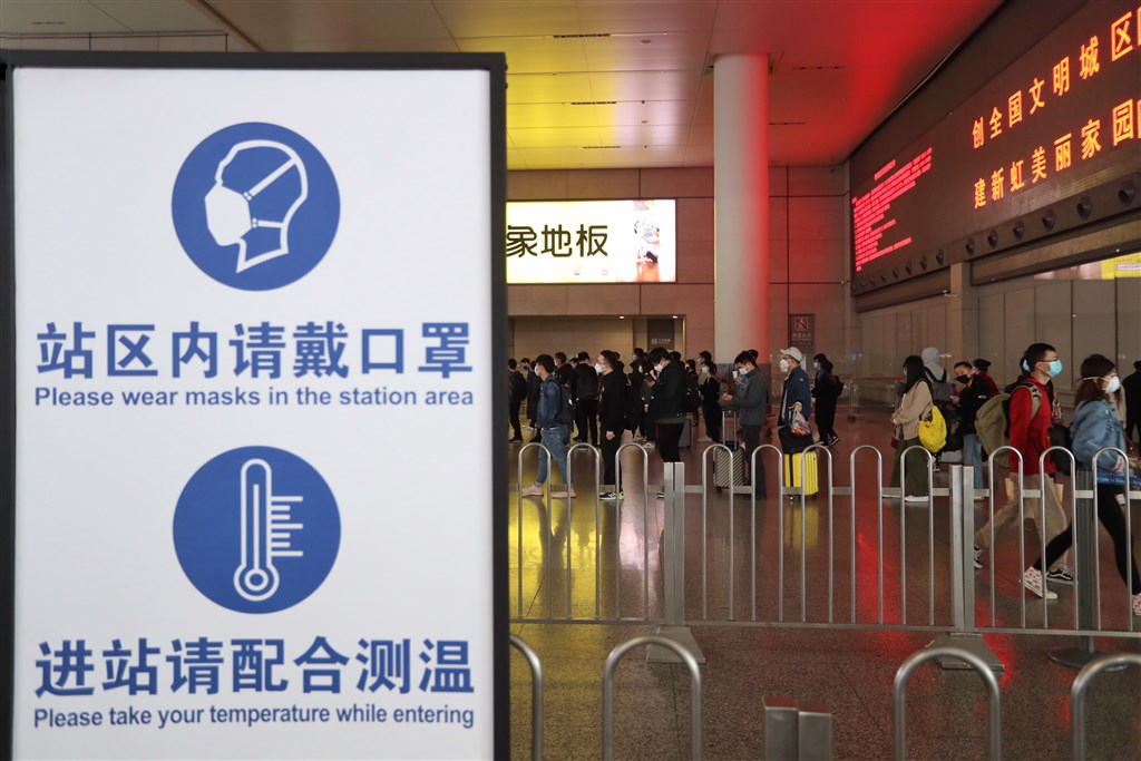 中國武漢肺炎4日新增30確診，5例為來自廣東的本土病例。圖為上海虹橋車站防疫告示。 圖/中新社