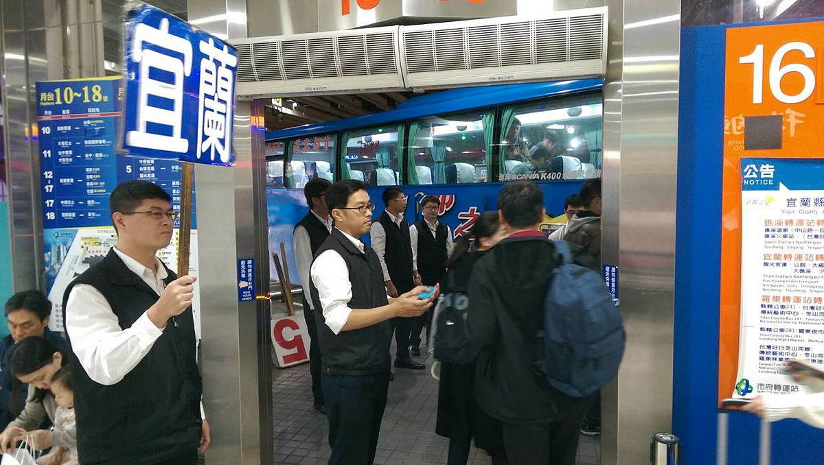 受新冠肺炎疫情影響，公路客運、市區公車業都營收降逾三成，籲請政府紓困以避免停業骨牌。 圖：首都客運提供