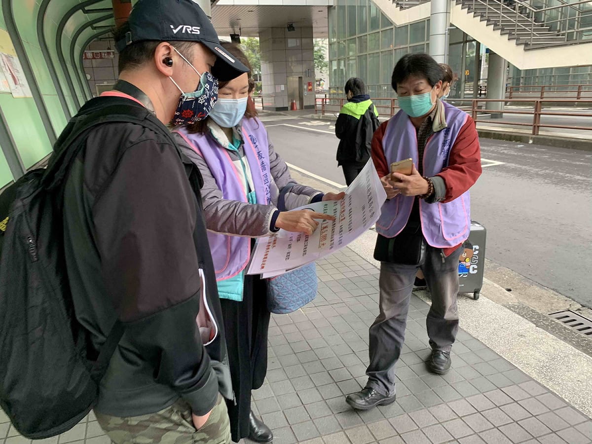新北市政府派員在板橋公車站宣導乘客戴口罩。  圖：新北市交通局提供