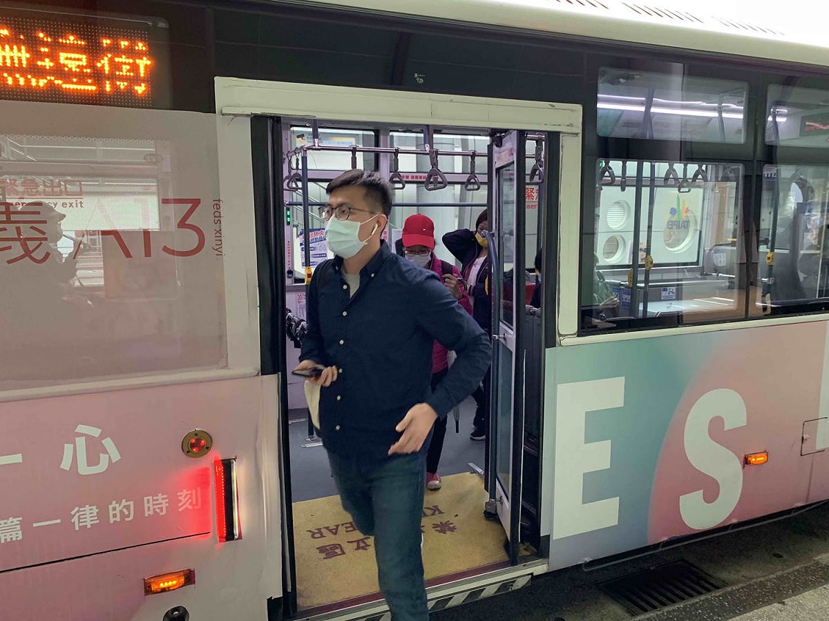 新北搭公車強制戴口罩第3天，有4位公車乘客不聽勸，遭報警處理；圖中乘客非遭報警乘客。 圖：新北市交通局提供