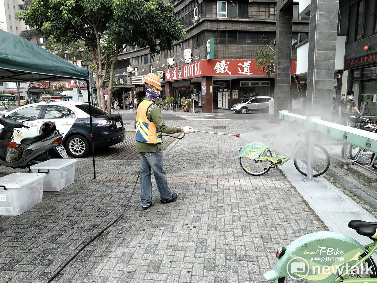 台南市各風景區在清明連假湧入人潮，為了加強防疫工作，台南市政府針對中央流行疫情指揮中心警示旅遊景點及交通場站、商圈、夜市、人潮眾多等場址進行消毒。 圖：黃博郎／攝