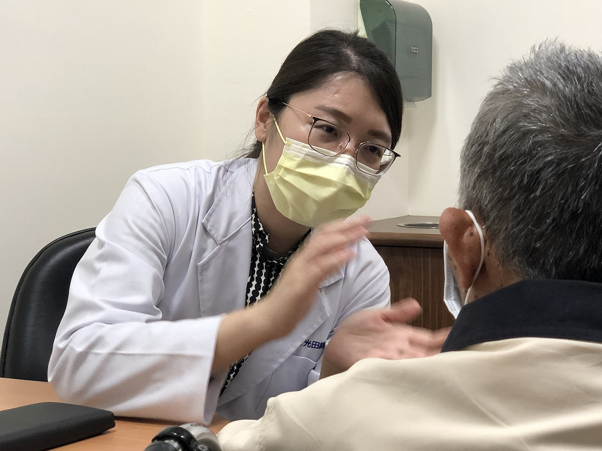 光田綜合醫院中醫部主任陳暐棣指出，近來天氣忽冷忽熱，大氣濕度增加，容易使人感到沉重、痠痛、疲倦、乏力、嗜睡。. 光田綜合醫院/提供