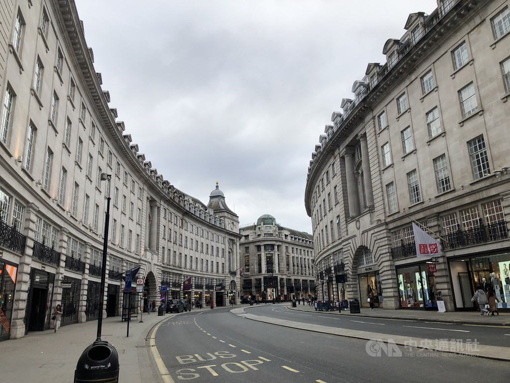 武漢肺炎疫情延燒，英國中央地方不同調，政府依舊堅持第一線醫護人員才需要戴口罩，倫敦市長則呼籲民眾要戴口罩，圖為倫敦牛津街。 圖：中央社／提供
