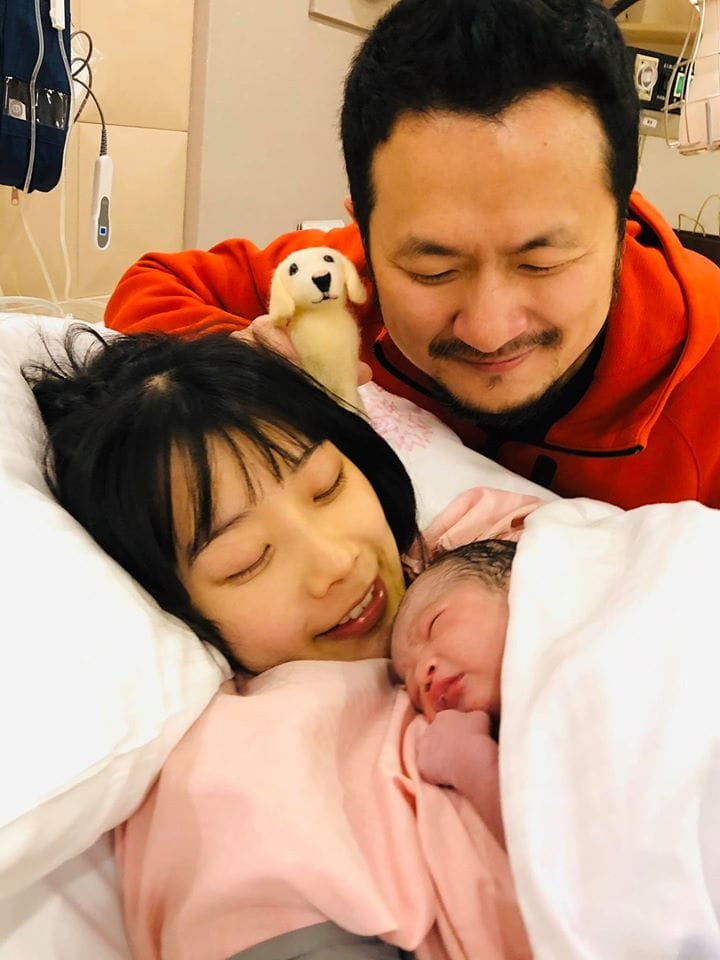 知名作家九把刀宣告升格人父，喜迎愛女「魯拉拉」。 圖 : 翻攝自九把刀臉書