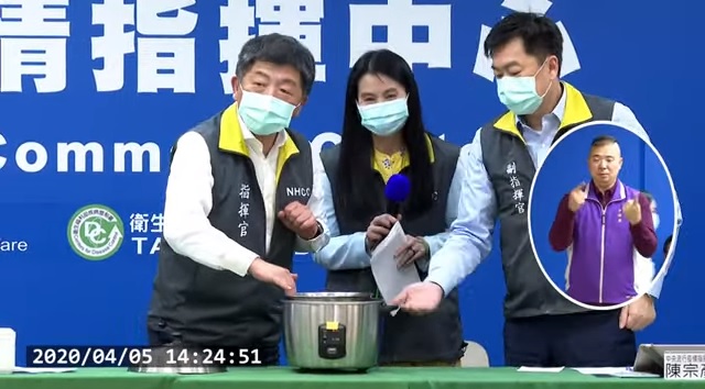 中央流行疫情指揮中心指揮官陳時中（左起）與食藥署署長吳秀梅，5日示範以電鍋乾蒸口罩。 圖：翻攝自疾管署直播影片