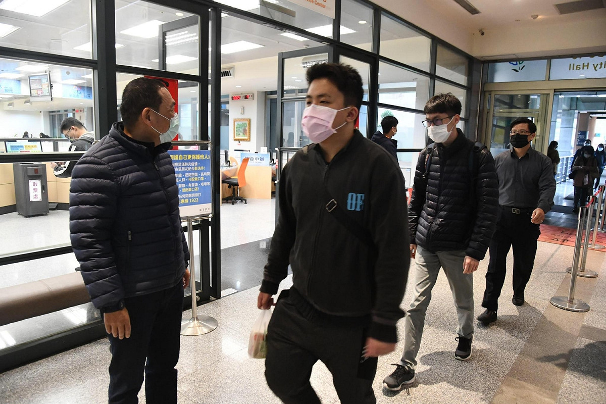侯友宜今早在市府一樓盯場，了解員工上班進市府有無戴口罩。  圖：新北市政府提供