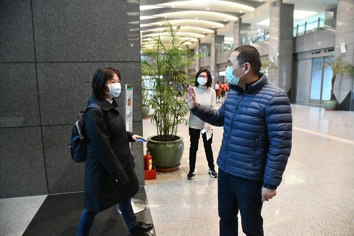 侯友宜今早詢問市府員工，清明連假有無到處趴趴走。 圖：新北市政府提供