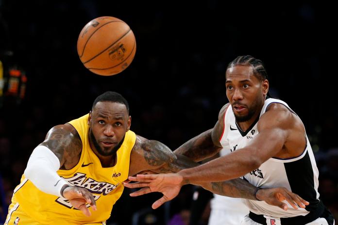 湖人「詹皇」LeBron James(左)，快艇球星Kawhi Leonard。 圖／美聯社／達志影像）