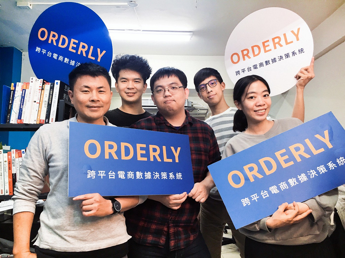 圖為 ORDERLY 團隊全體成員。由左至右為 ORDERLY 創辦人詹凱文全端工程師毛太一、全端工程師彭新翔 、產品設計經理劉哲旭、銷售經理李怡瑱 。 圖：創夢市集／提供
