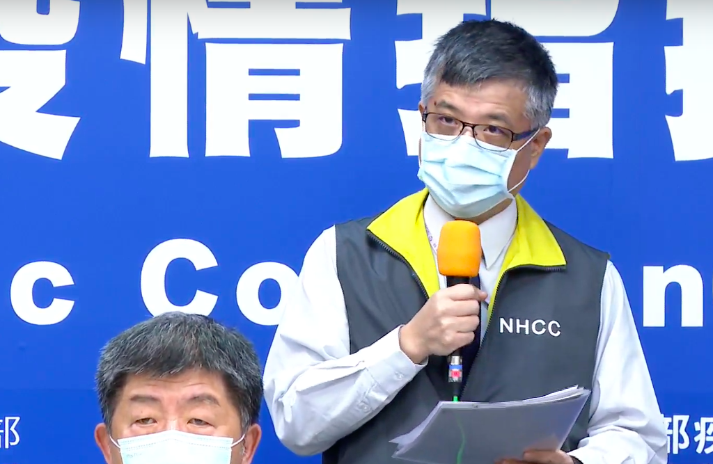 教育部劉孟奇次長今在指揮中心記者會說明「大專校院嚴重特殊傳染性肺炎防制工作綱要」、「大專校院連續假期之防疫注意事項」及相關通報 圖：翻攝自疾管署直播畫面