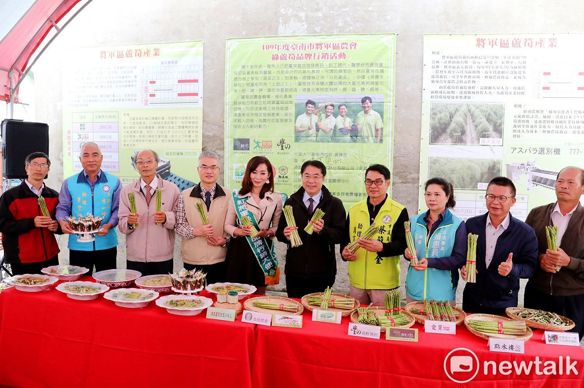 台南將軍區農會在蘆筍分級場前辦理「紅將軍綠蘆筍品牌行銷活動」。 圖：黃博郎／攝