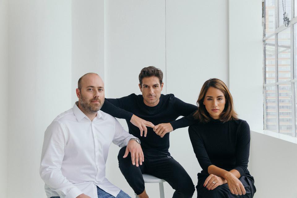 Eight Sleep CTO Massimo Adreasi Bassi（左）、CEO Matteo Franceschetti（中）與品牌行銷副總Alexandra Zatarain（右）。 圖：翻攝自Forbes