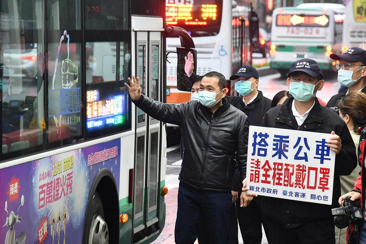 侯友宜、新北市交通局及公車業者在放學時刻宣導戴口罩。  圖：新北市政府提供