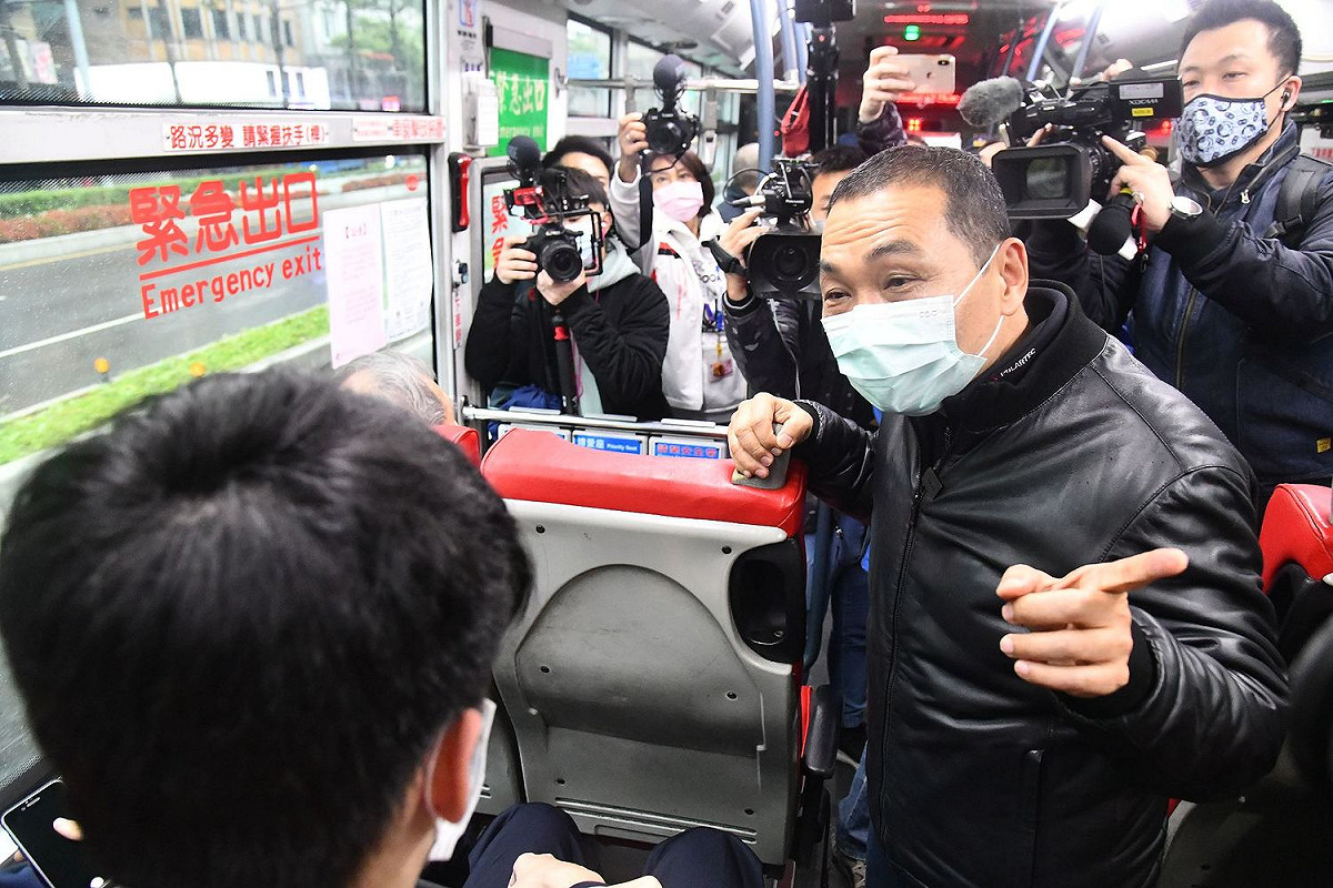 侯友宜上公車問學生戴口罩的情形。 圖：新北市政府提供