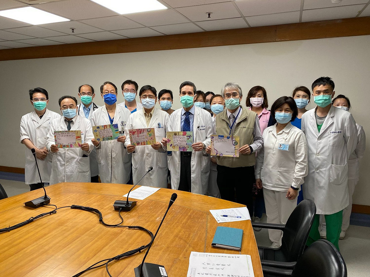 台中市有一群幼兒園小朋友向仁愛醫院及長安醫院送上手繪卡片。 圖：翻攝自「仁愛醫院」臉書