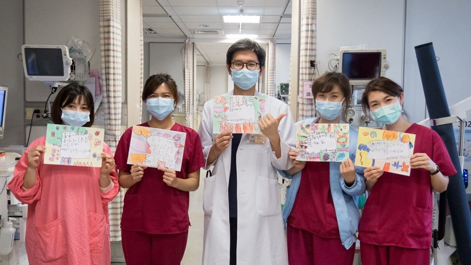 長安醫院同樣4日收到該所幼兒園送來的手繪卡片。 圖：翻攝自「長安醫院」臉書