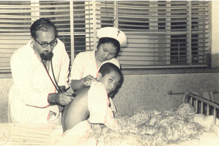 義籍神父何義士，這位被澎湖人稱為「騎著腳踏車的大鬍子醫師」早期行醫幫助當地居民。 圖：翻攝自惠民醫院