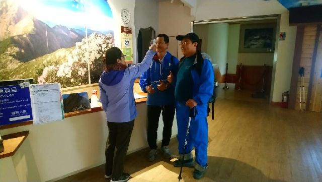 防疫期間山友若要入住排雲山莊，須先配合量額溫才得刷卡報到。 圖：玉管處／提供