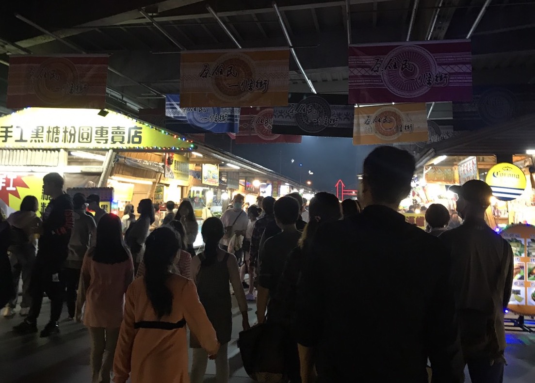 4天的清明連假卻出現大批的出遊人潮，讓醫護人員「心驚驚」，也讓胸腔重症醫師蘇一峰急喊「疫情還在進行中啊！」 圖：閻芝霖/提供