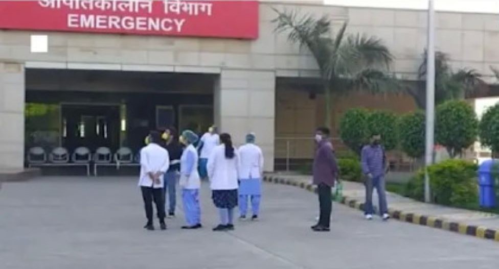 印度哈里亞納邦（Haryana）一名男子因出現疑似確診情況被送進隔離病房，但在隔離期間內心過於恐慌，住院不到一周就想要逃出醫院。 圖：翻攝自微博