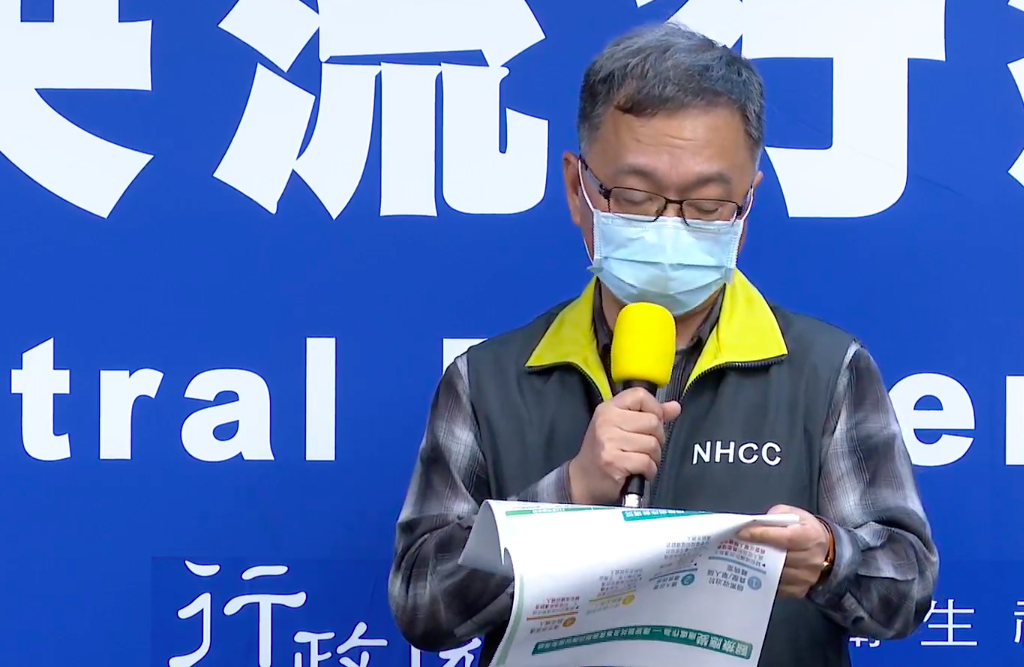 中央流行疫情指揮中心醫療應變組組長薛瑞元 圖：翻攝自疾管署直播畫面