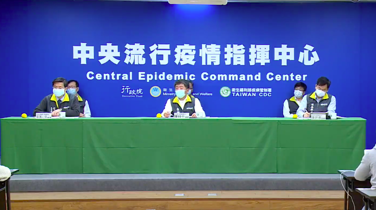 中央流行疫情指揮中心全員自4月5日起均戴上口罩。 圖：取自中央流行疫情指揮中心直播影片