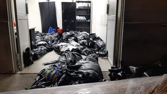 南美洲國家厄瓜多當地疫情爆發，瞬間癱瘓殯葬業，民宅內被當成屍體的擺放處。 圖：翻攝推特
