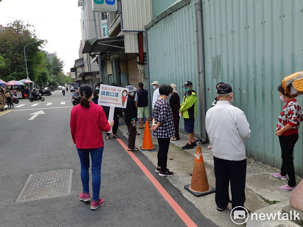 嘉義市排隊名店福義軒嚴格執行社交距離政策。 圖：蔡坤龍/攝