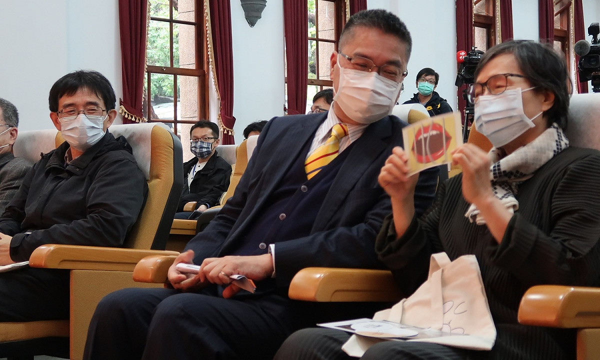 內政部與二二八國家紀念館舉行「自由之前、民主之後」展覽，出席的包括二二八基金會董事長薛化元、內政部長徐國勇與總統府資政葉菊蘭（由左至右） 圖：林朝億/攝