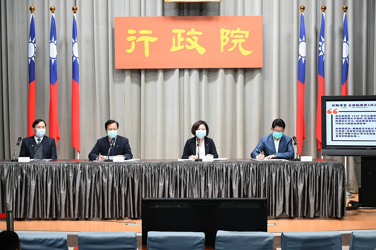 勞動部長許銘春（右2）今（7）日鬆口表示，若指揮中心認為有需要，可以調整延後，但絕對不能取消。 圖：行政院提供