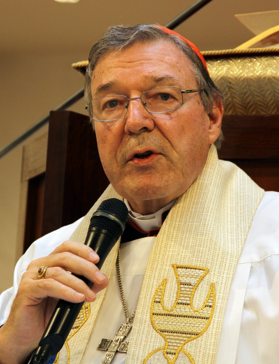 針對前梵蒂岡財務總管派爾（George Pell）於1990年代涉性侵兩名唱詩班男童一案，澳洲聯邦最高法院今天推翻初級法院判決；這位獲判無罪的78歲樞機主教今天獲釋出獄。 圖 : 翻攝自維基百科