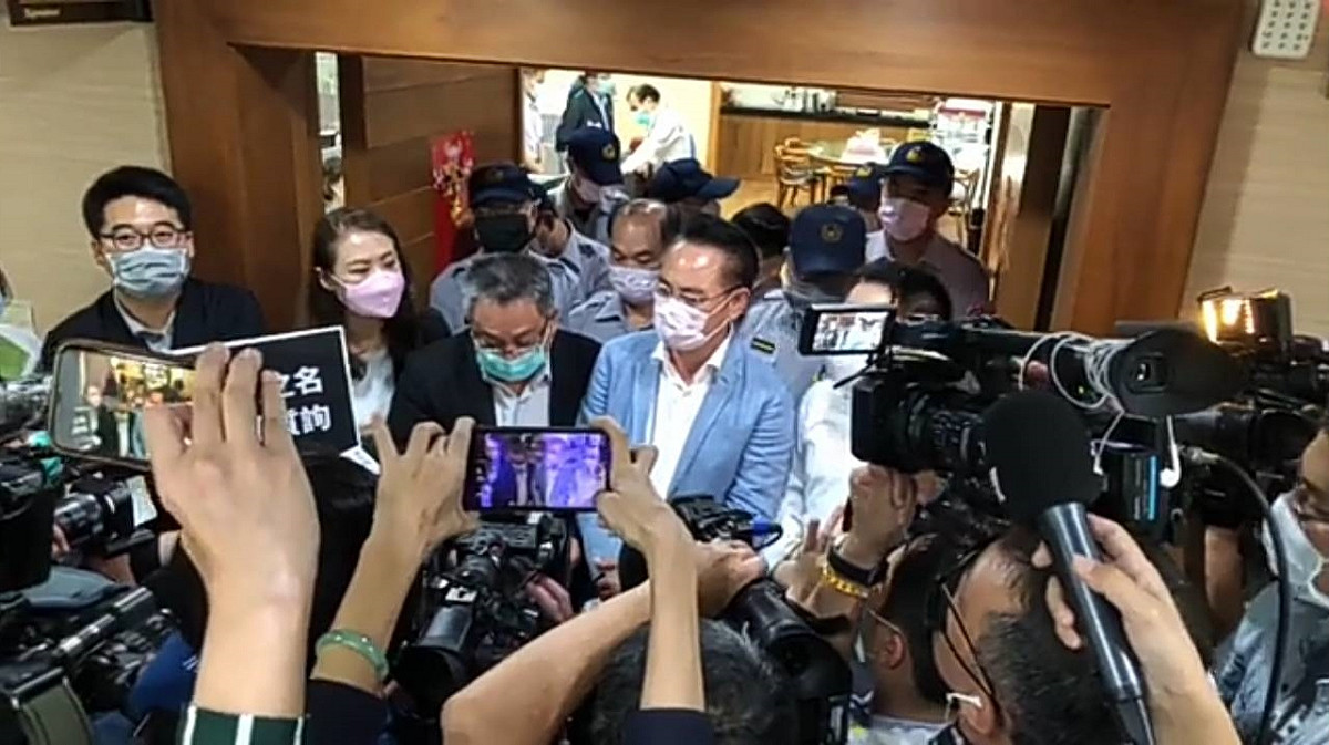 民進黨議員在議長室外不得其門而入。 圖：孫家銘／攝