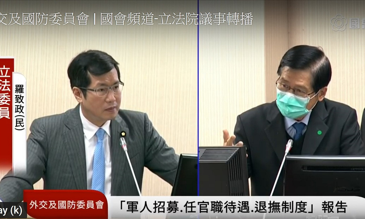 國防部長嚴德發（右）接受立委羅致政質詢。 圖：翻拍自國會頻道