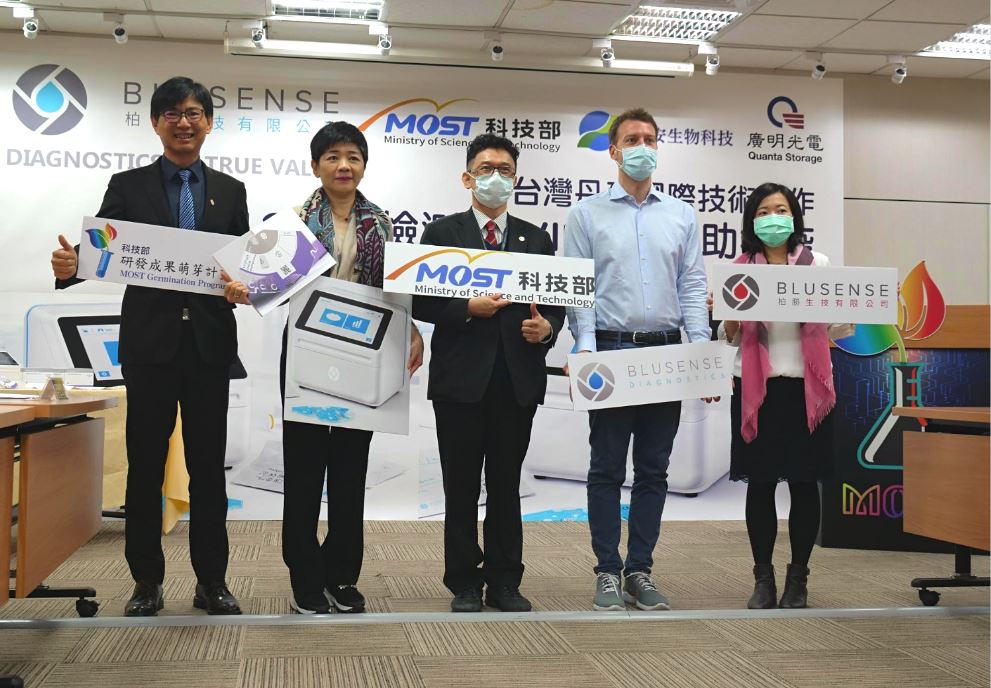 科技部輔導的柏勝生技跨國研究團隊成功開發出「武漢肺炎血清檢測碟片」，只要12分鐘就能知道受測者是否確診。 圖：科技部提供