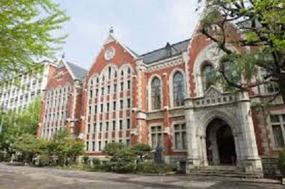 日本慶應大學附屬醫院有18名研修醫疑因聚餐相繼染上武漢肺炎，日媒抨擊他們是笨蛋研修醫。無獨有偶，京都大學醫學院附屬醫院也有醫師、研修醫等95人因聚餐被要求居家隔離。(示意圖) 圖 : 翻攝自stbooking.co