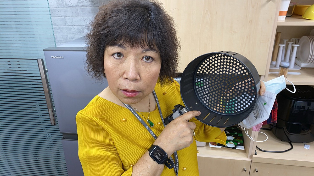 國民黨立委葉毓蘭嘗試用氣炸鍋來仿效政委唐鳳氣蒸口罩。 圖：葉毓蘭辦公室／提供
