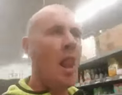 武漢肺炎疫情引起全球恐慌，紐西蘭竟然有一名男子假裝生病，故意朝其他人咳嗽、打噴嚏。 圖：翻攝Raymond Coombs YouTube