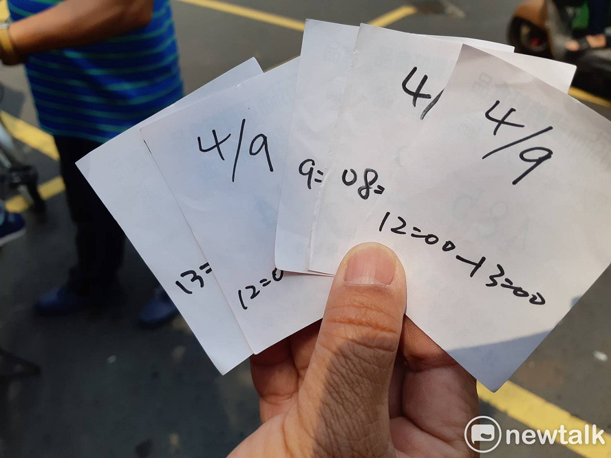 嘉義市排隊名店福義軒今起採取新的販售政策，8日預發9日的號碼牌，並依時段分流人潮。 圖：蔡坤龍/攝