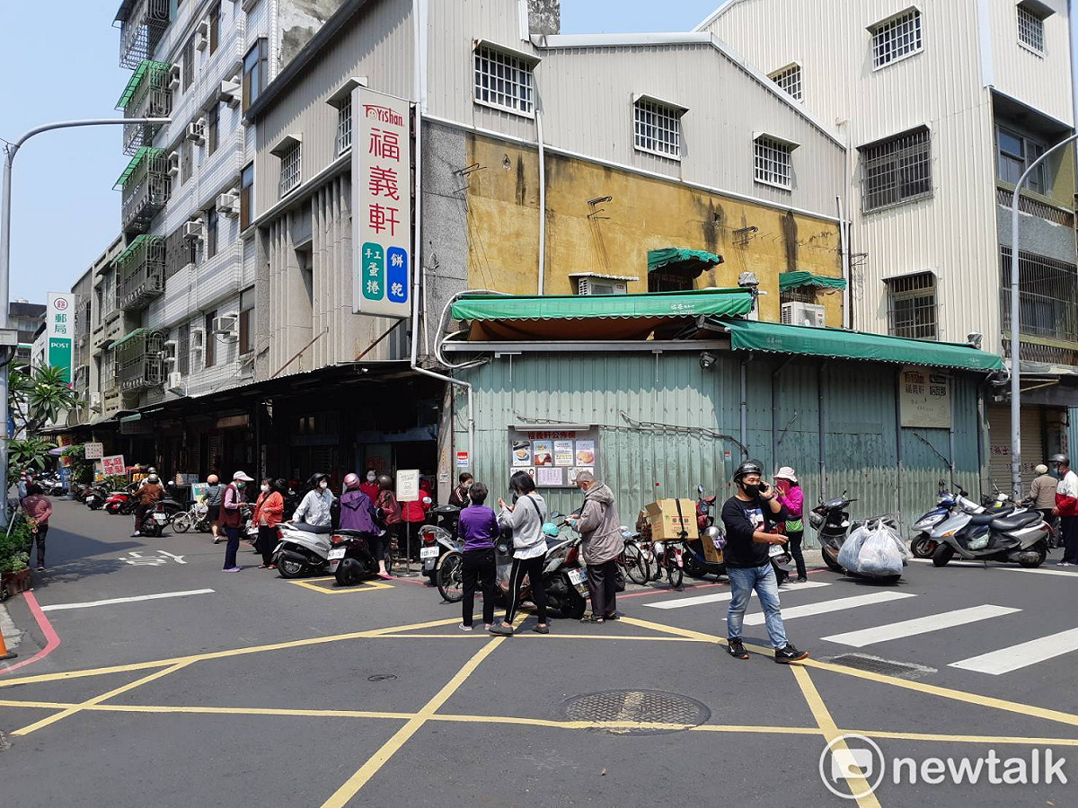 嘉義市排隊名店福義軒宣佈採取新的販售政策，成功街門市一陣騷動。 圖：蔡坤龍/攝