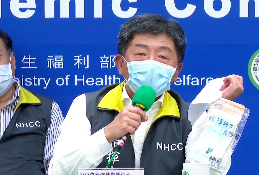 中央流行疫情指揮中心指揮官陳時中今天向大家分享，他收到一名10歲小朋友的卡片及口罩。 圖：翻攝自疾管署直播畫面